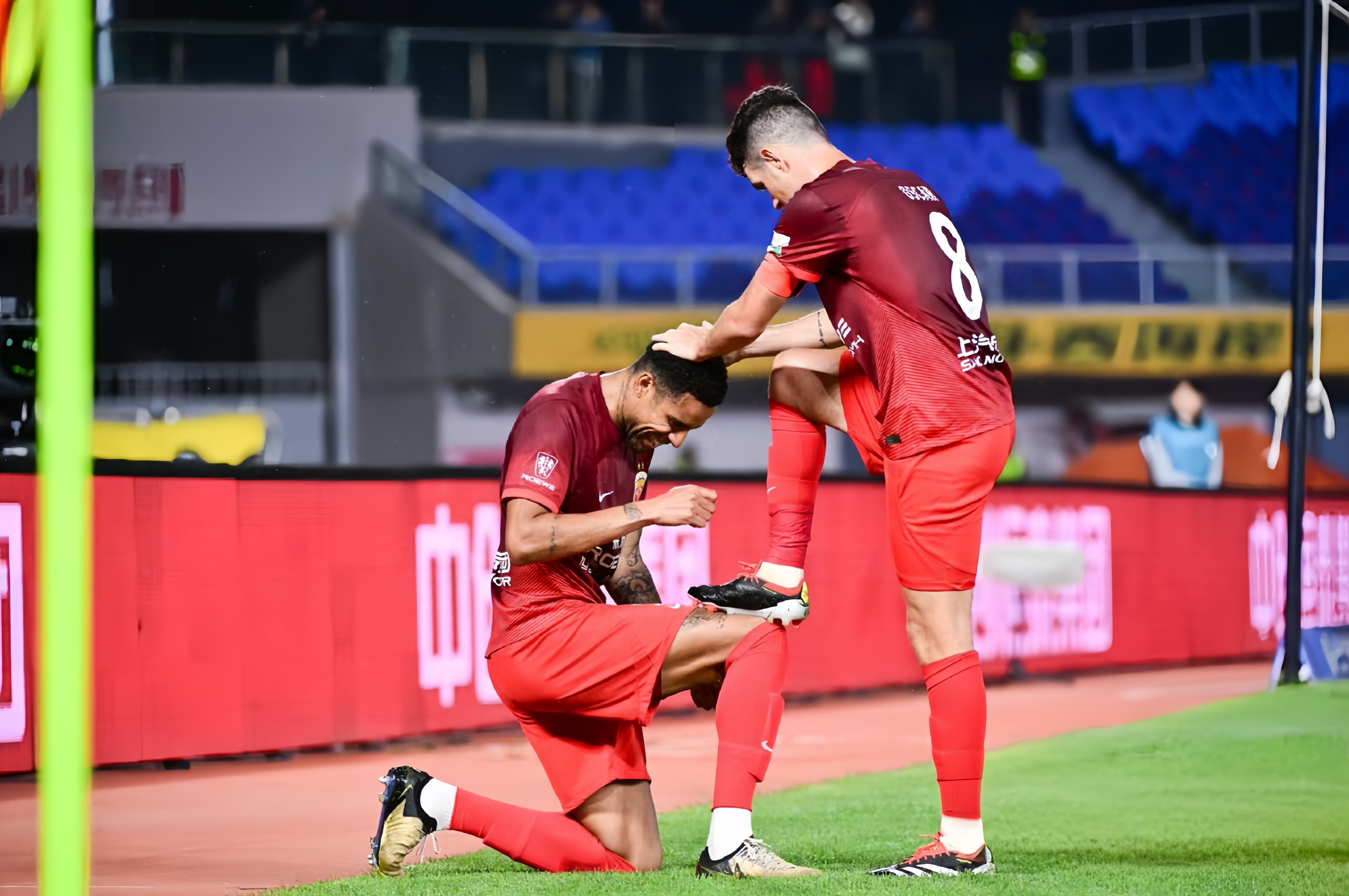 球队接连进球，逆天疯狂狂踩对手